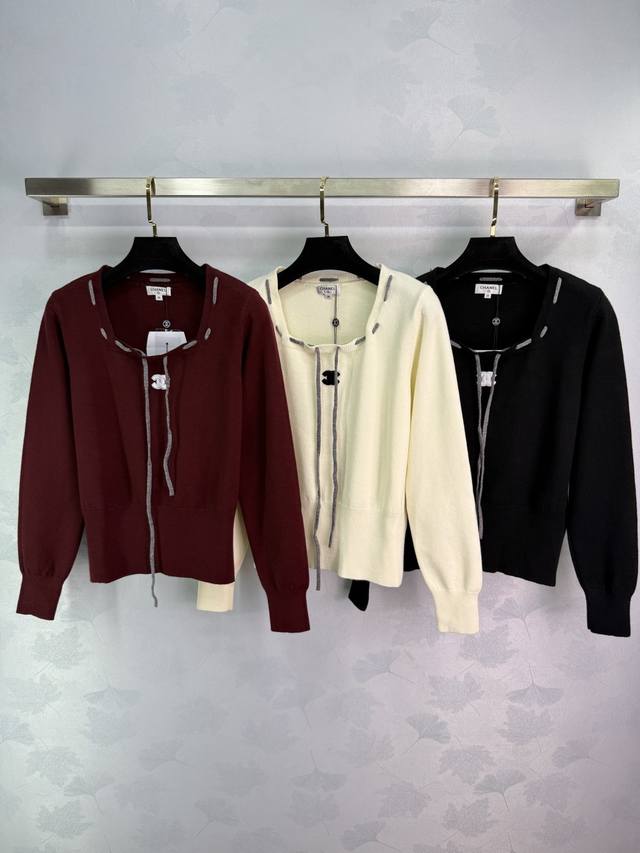 Ch*25 New early fall lace-up knitted long-sleeved top. The neckline is decorated