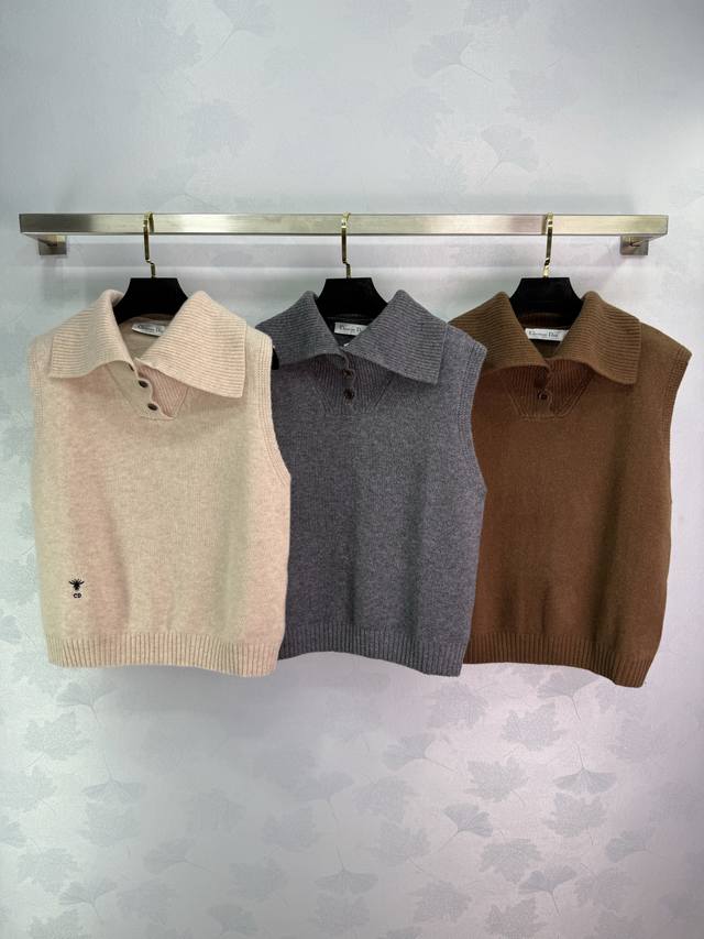 Dio*25 New early autumn knitted vest with lapel design and three buttons. Logo e