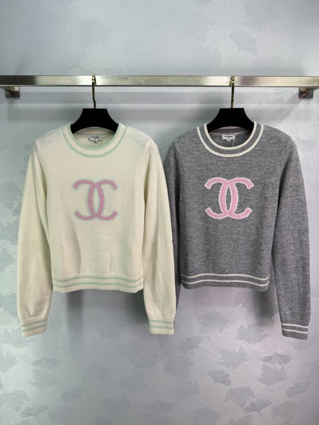 Chane*25 new fall/winter crewneck sweater with contrasting double C logo. Simple