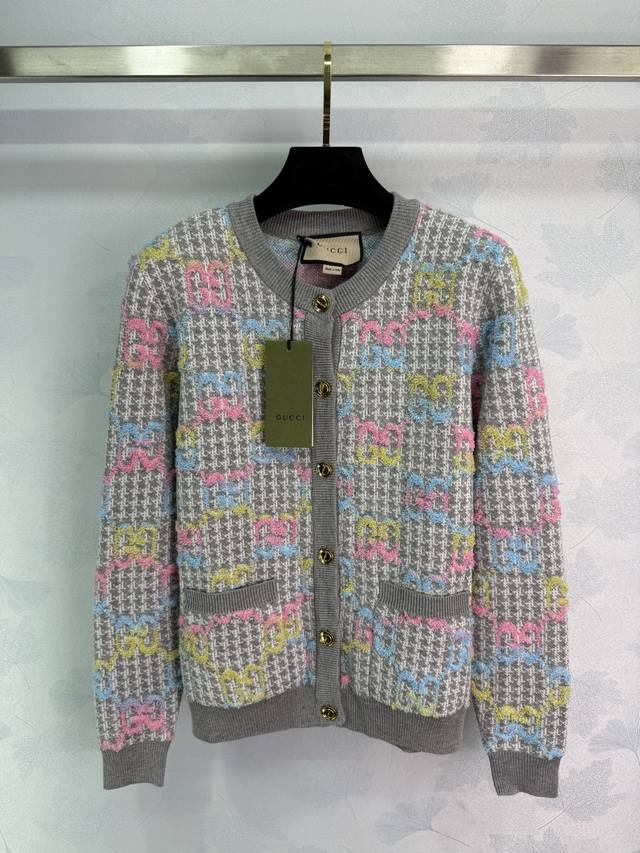 Gucc* 2025 Early Fall new gradient lettering crew neck cardigan. Custom-woven wo
