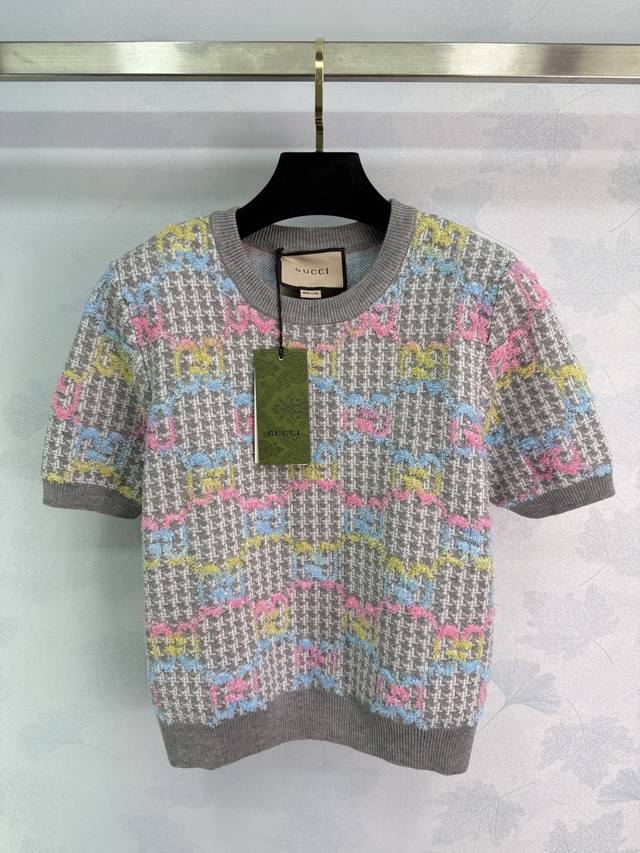 Gucc* 2025 Early Fall Collection! Gradient lettering knit short-sleeve top! Cust