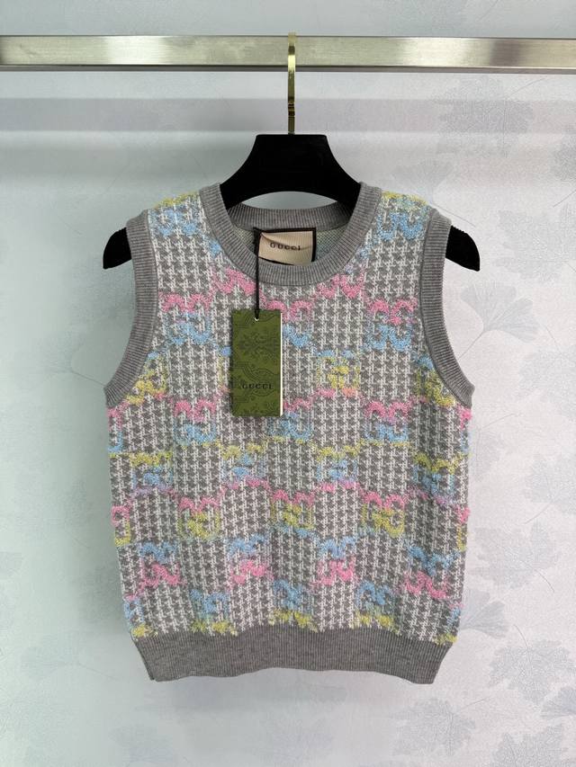 Gucc* 2025 Early Fall Collection! Gradient lettering knitted vest! Custom-woven