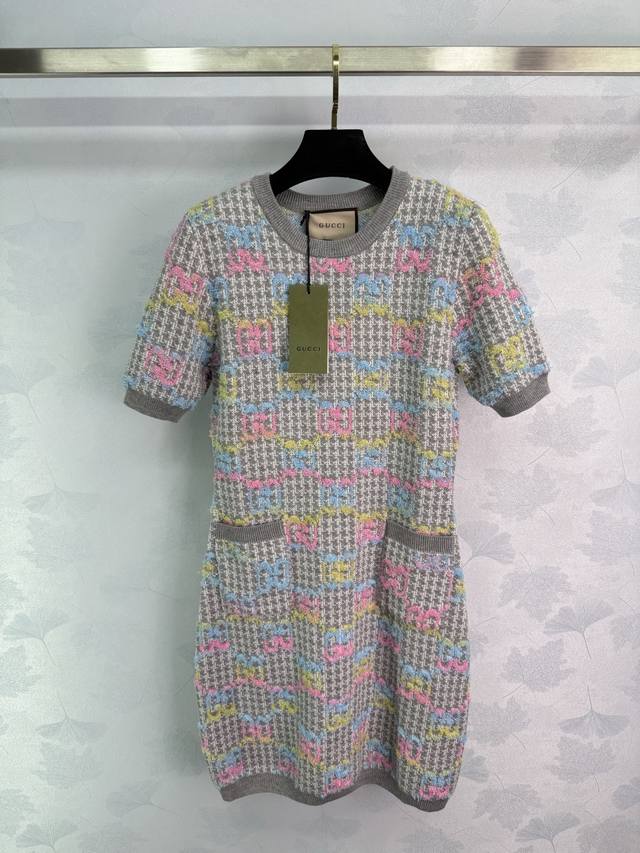 Gucc* 2025 Early Fall new gradient lettering short-sleeved dress. Custom-woven w