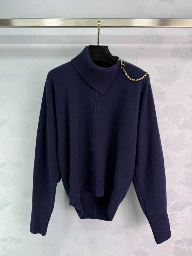 Lou*25's new autumn and winter chain sweater features a gold chain embellishment