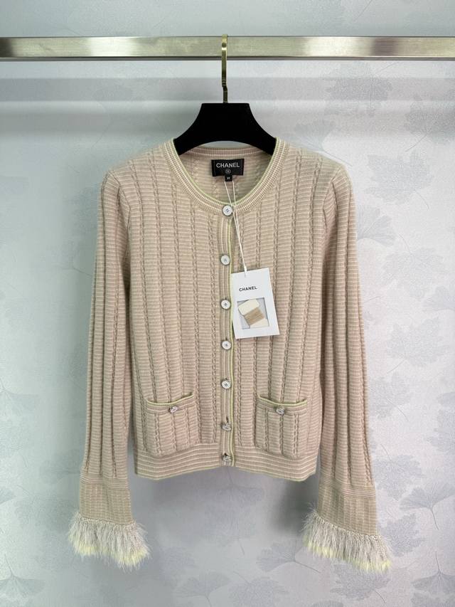 Ch*25B New knitted cardigan with vertical stripes and matching colors. Plush tas