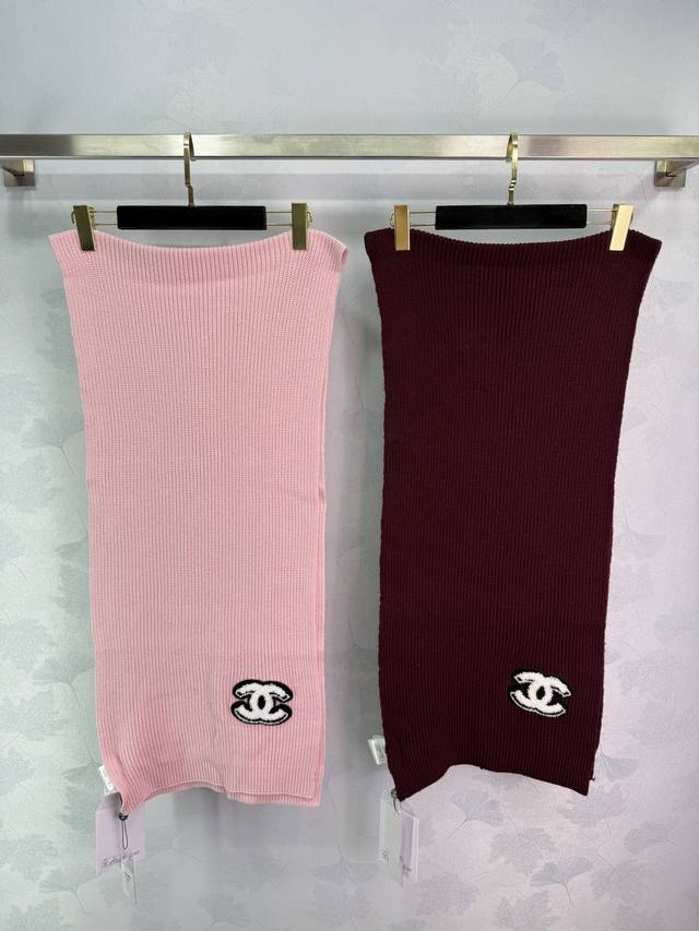 Ch*25B New knitted scarf with a three-dimensional double C logo design. The fabr