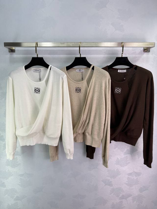 Loe*25's new fall/winter knitted long-sleeved top features classic logo embroide