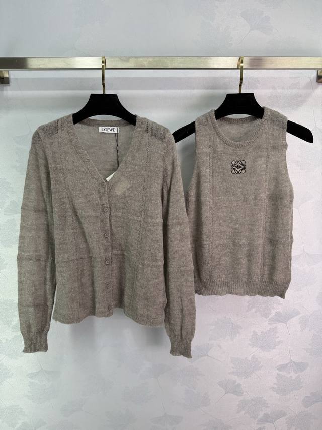 Loe*25's new early fall knitted cardigan and vest set. The cardigan features a c