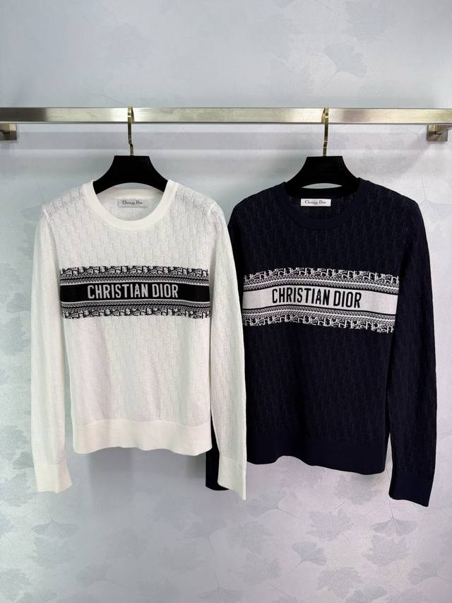 Dio*'s new knitted long-sleeved top is available in two colors. It features a cl