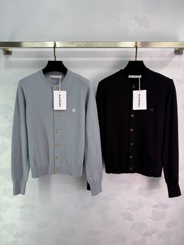 Acne Studios*As's solid color cardigan is minimalist! Classic round neck design,