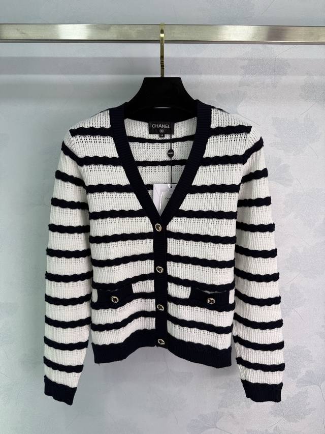 Chane*25 New striped knitted cardigan with long sleeves. Classic black and white