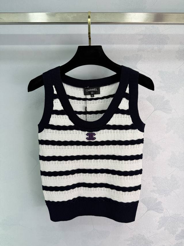 Chane*25's new striped knitted vest features a simple yet layered design. The na