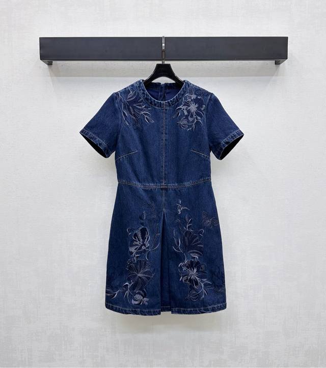 Gucc*2025 New Arrival. Custom-made, heavily embroidered denim dress made from im
