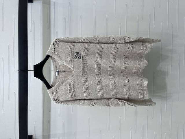 New, original, high-end quality, Loew* 2025 Early Fall Collection! V-neck, holl