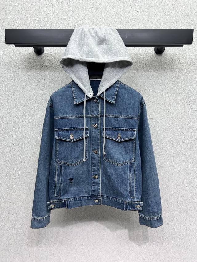 D' s bee denim jacket features a detachable hood, a classic design that creates