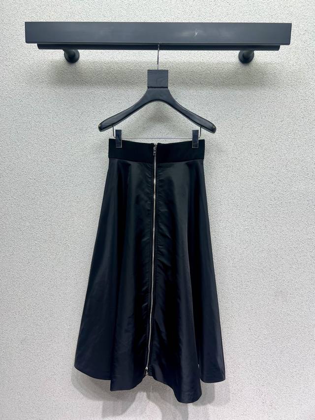 P's triangle logo hooded jacket and skirt are available separately! The top is e