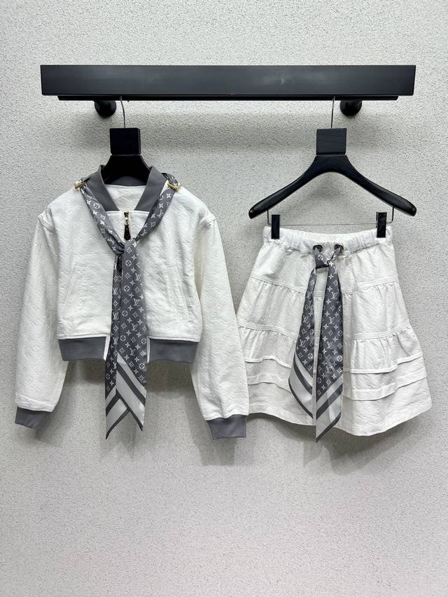 L silk scarf denim skirt is available separately! Versatile and suitable for eve