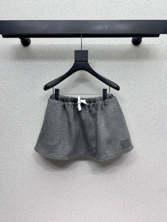 Get the Miu grey wool coat and skirt separately! A soft and delicate texture, a