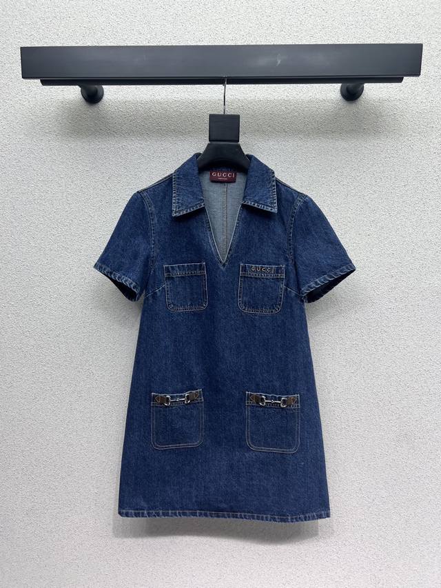 G's short-sleeved denim dress is stylish, low-key, and luxurious! The style is v