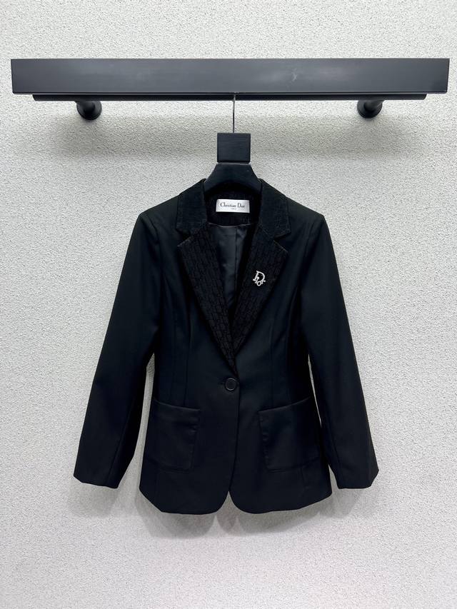 D's blazer with a brooch is stylish, understated, and luxurious! The style is ve