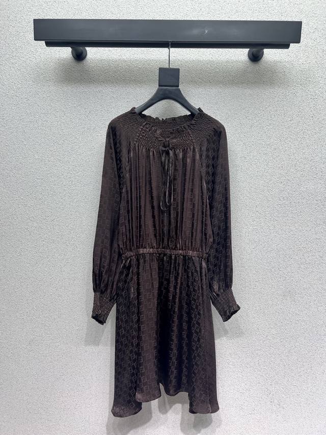 Fd's series of Ff brown dresses are delicate, soft, and classic, age-reducing pi