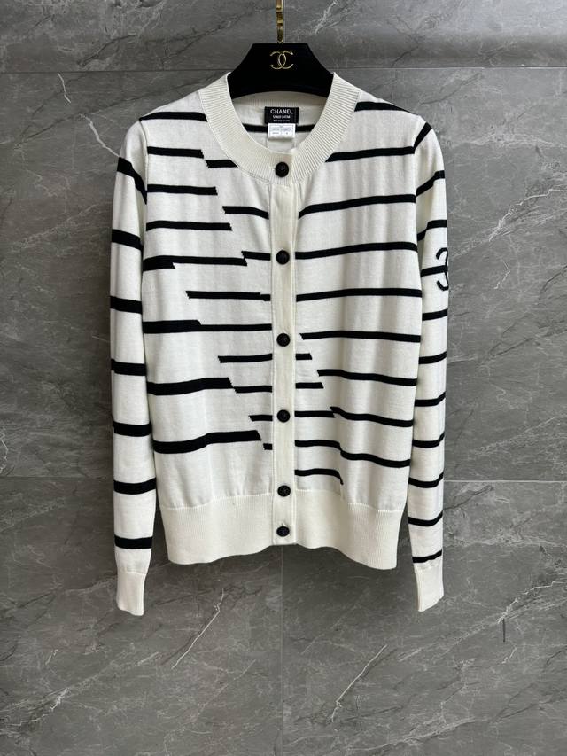 Early fall new arrivals Xiangjia striped knitted cardigan, vintage collection.