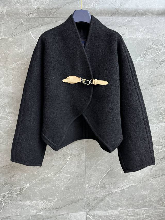Early Fall styles are here! L's buckled cape jacket from the 2025 Fall/Winter c