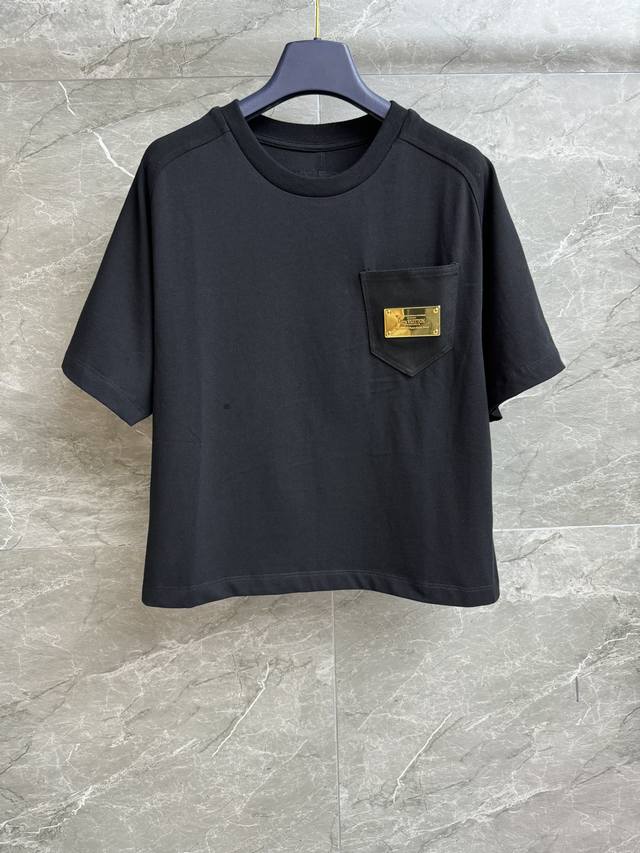 New summer styles are here! L's metal nameplate T-shirt 2025 summer collection.