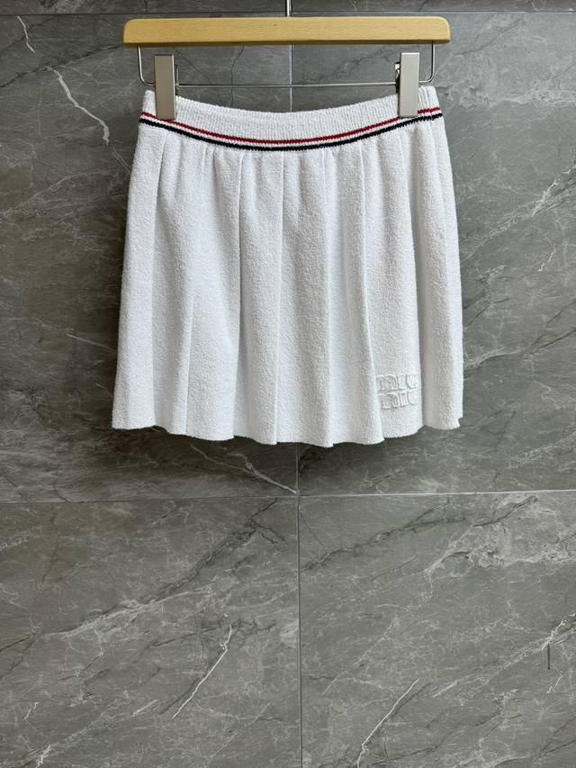 New early fall styles are here! Miu white pleated skirt. 2025 early fall collec