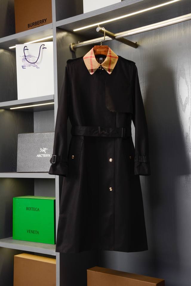 Long cotton-blend trench coat with a large plaid collar. Bur's flagship product,