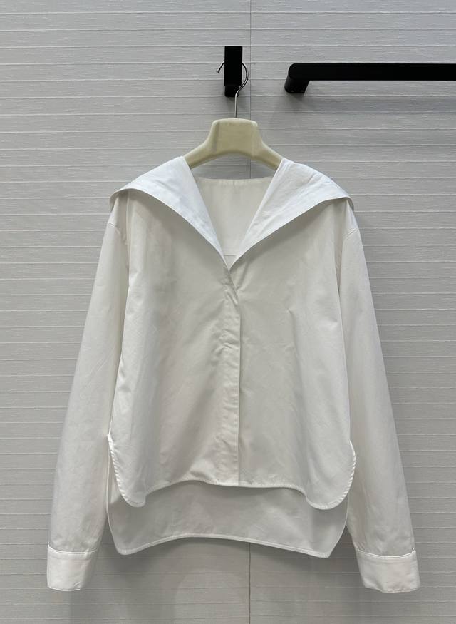 Exclusive Alai*25 Early Fall new arrival, this simple hooded V-neck shirt featu