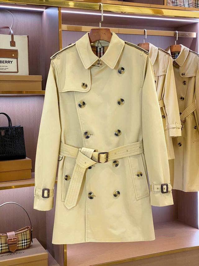 Bur Men's Kensington Short Heritage Trench Coat. Includes counter dust bag. DDD.