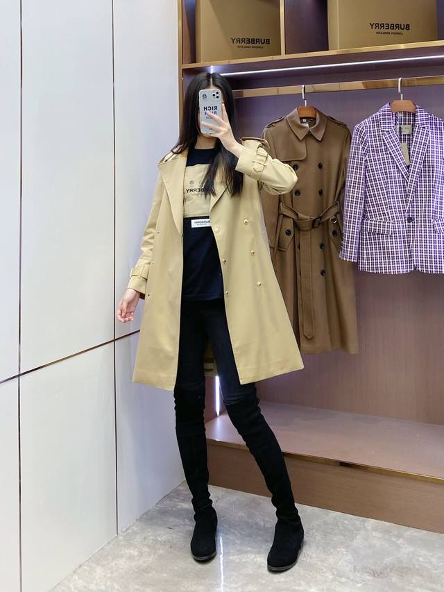 Bur's flagship product, a treasured treasure, a classic trench coat that will be