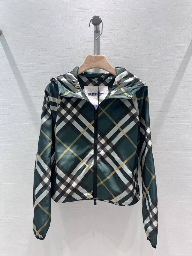 Bur*Erry's new spring/summer collection arrives simultaneously at our stores. Th