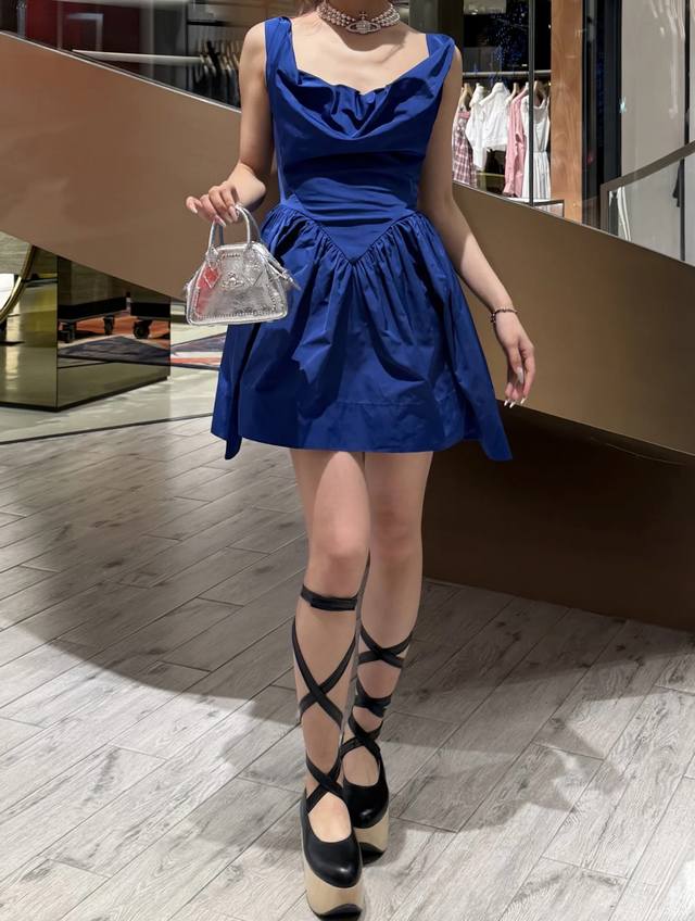 New Vivi 25New Queen Mother's Collar Dress Size: Sml DDD