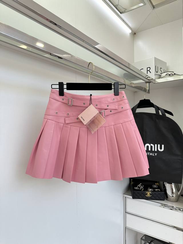 25 F is a versatile piece that shows off your pencil legs. Made of imported shee