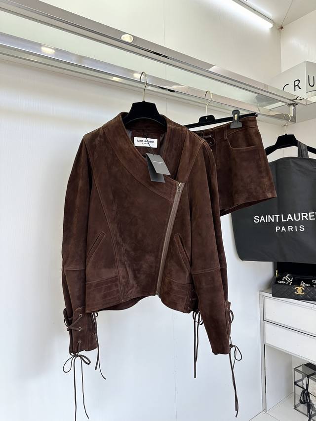 Jacket and shorts 25 F Girls will be really stunning once they look handsome. Th