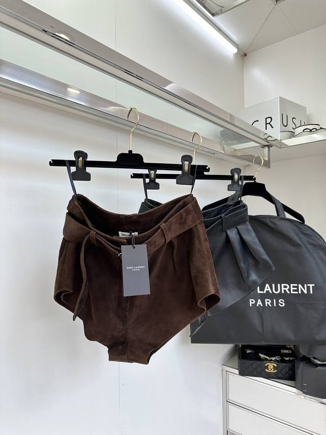 Sheepskin nubuck 25S leather shorts are now available for fall. These pants are