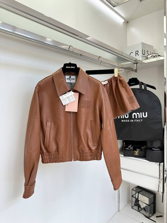 25S Miu Miu's new imported sheepskin leather jacket. This baseball-inspired casu