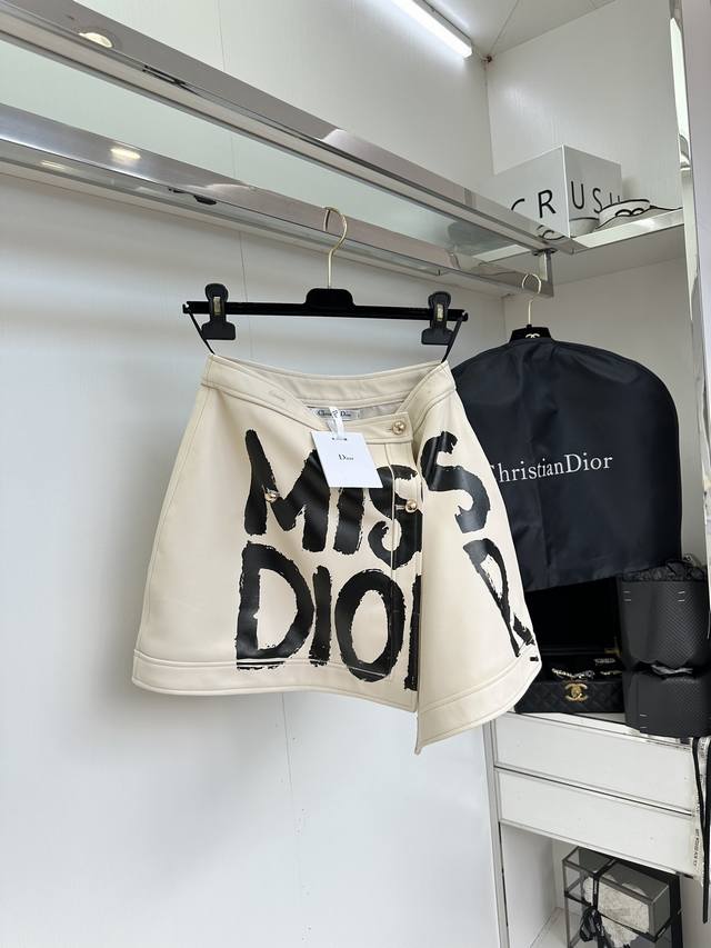 25 F Miss Dior letter print graffiti sheepskin skirt features a neat A-line silh