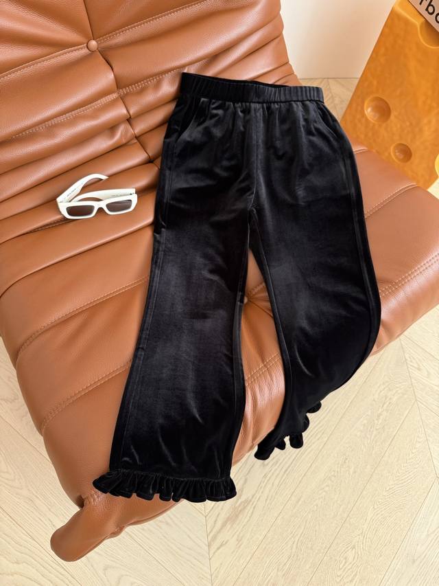 Slim and slim! 25 new flared velvet pants with wood ear lace stitching. The uppe