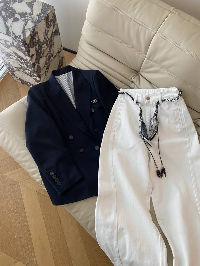 25Pf Prada's navy blue wool blend casual blazer for fall/winter. This classic si