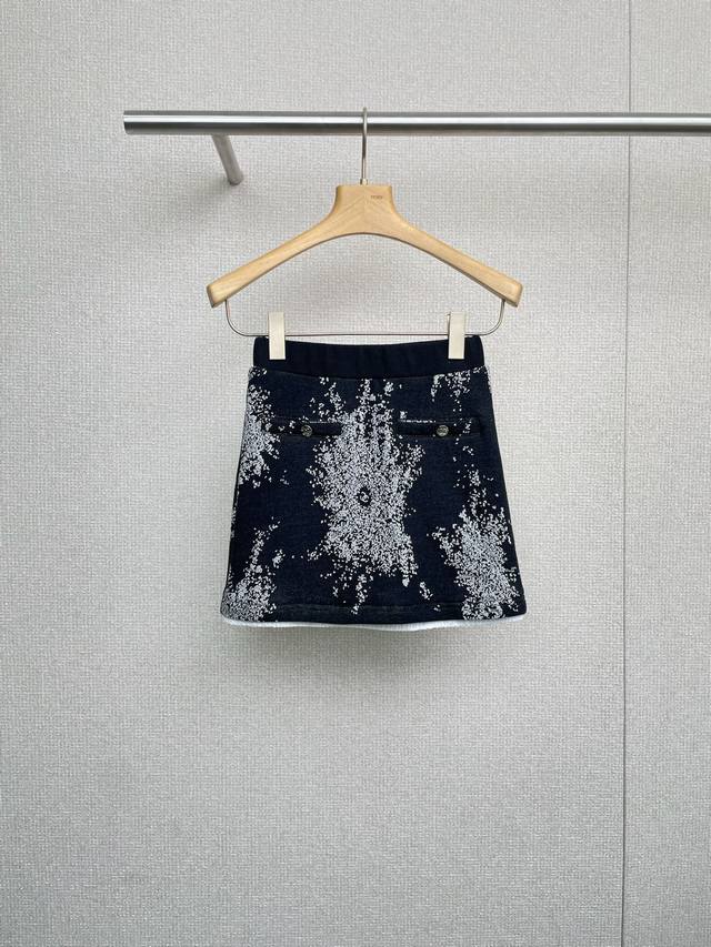 Chanel's new autumn/winter 25 black fireworks long-sleeved short sweatshirt and