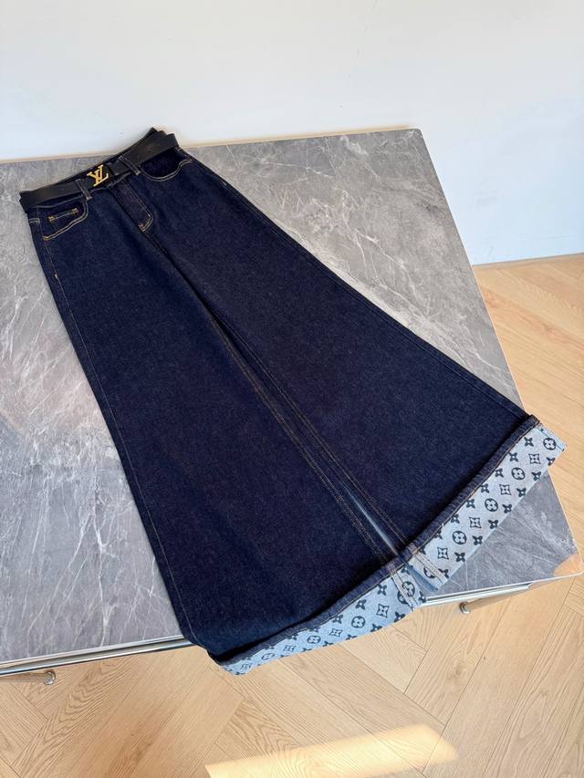 25 Who knows what new styles are?! I absolutely love this pair of LV jeans! The