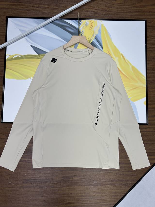 A high-quality replica! The Descente crew-neck, tri-color, long-sleeved base sh
