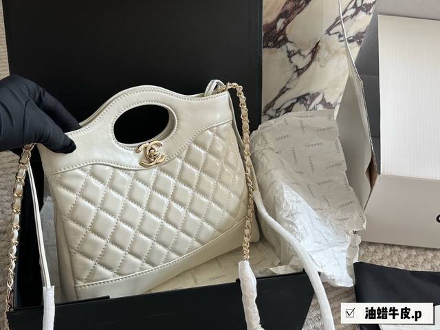 Comes with box, waxed cowhide leather Size: 24*20Cm Chanel 23A is worth buying,