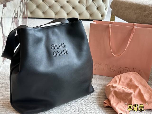 No boxSize: 38*36Cm A day conquered by MiumiuMiuniu Tote bagThe latest show bag