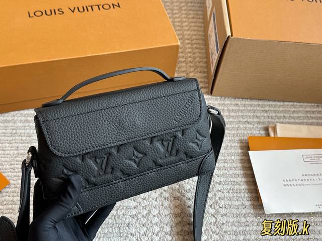 Cowhide with box Size: 18*13Cm L's Steamer Versatile black I bought a men's bag