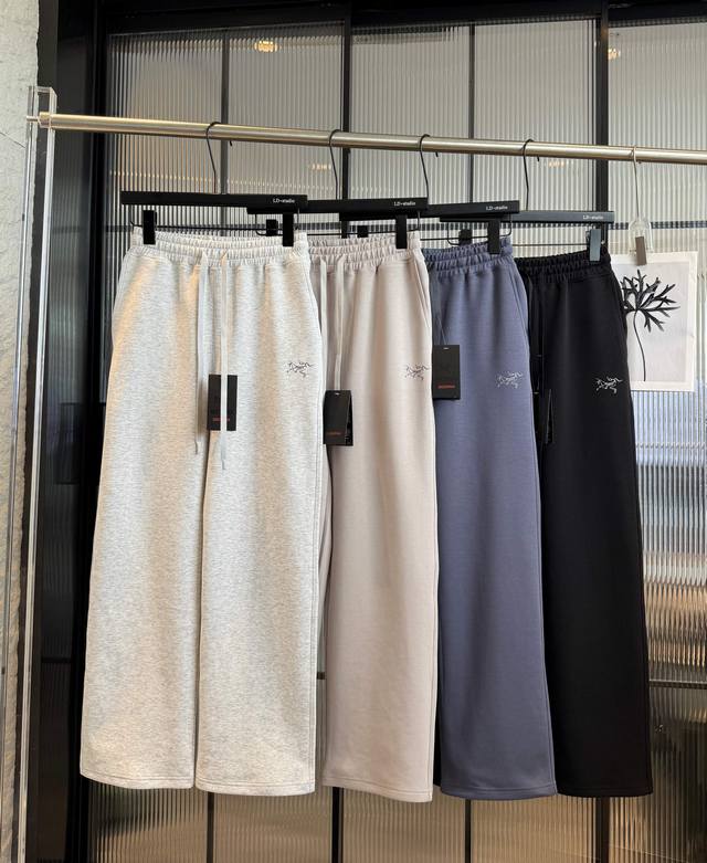 Women's double-sided knitted air layer fabric has a soft and delicate feel and