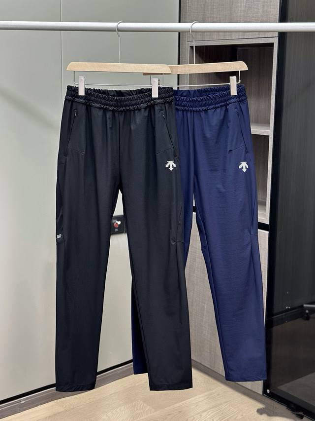 For 's new arrival, Descente's outdoor casual style. These front-pull woven pa